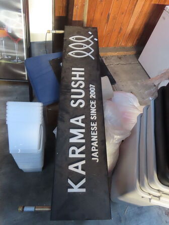 Palle med indhold af diverse kasser, skilte mv.