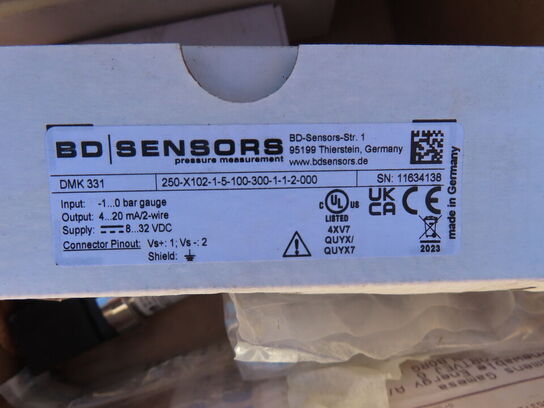 Palle med diverse fittings og jern