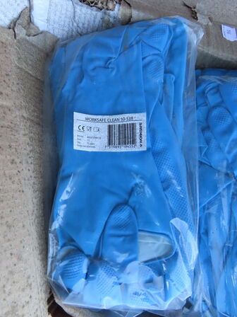 Palle med diverse plastikhandsker samt 3 kasser klosetvæske