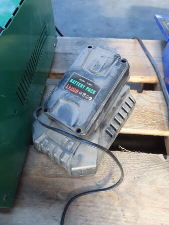 Palle med diverse bor, opladere mv.