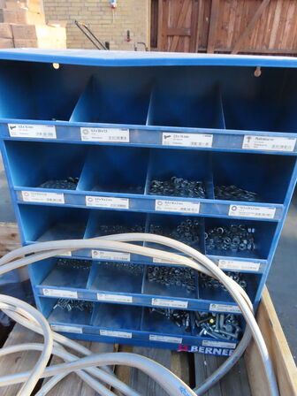 Palle med sortimentshylde samt haveslange mv.