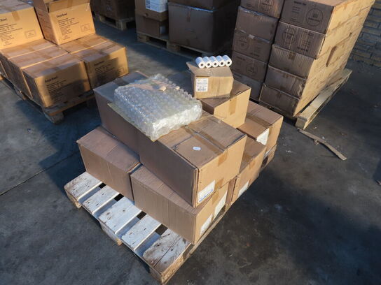 Palle med diverse glasflasker, chopsticks mv.