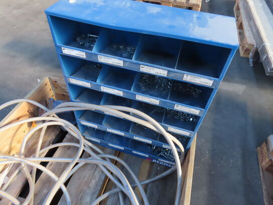 Palle med sortimentshylde samt haveslange mv.