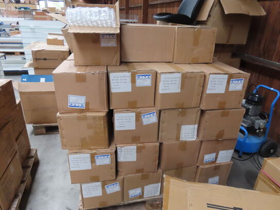 Palle med diverse glasflasker til soya