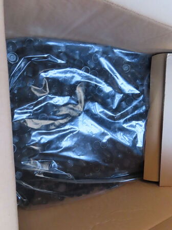 Palle med diverse glasflasker til soya samt låg