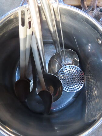 2 paller køkkenredskaber