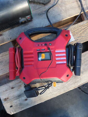 Palle med diverse bor, opladere mv.