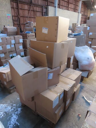 Palle med diverse glasflasker til soya samt låg