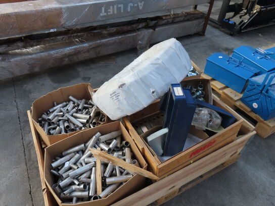 Palle med diverse alu-/stålprofiler