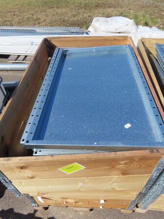 4 stk paller med diverse dele til reolsystem