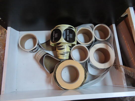 Palle med indhold af kasser, helium mv.