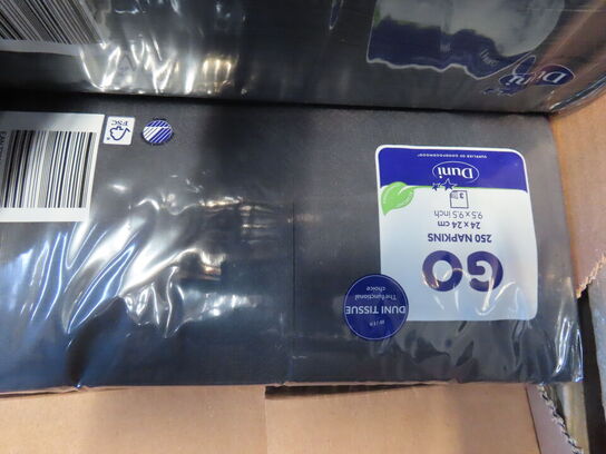 Palle med indhold af diverse skilte, arbejdslygter mv.