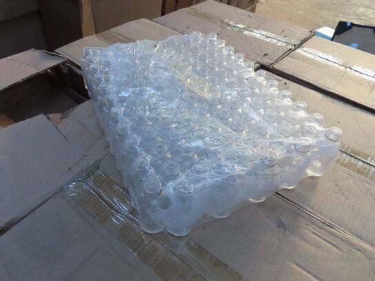 Palle med diverse glasflasker til soya