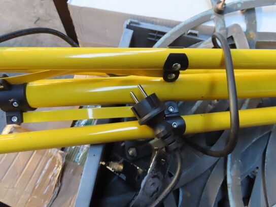 Palle med indhold af diverse skilte, arbejdslygter mv.