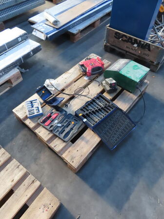 Palle med diverse bor, opladere mv.