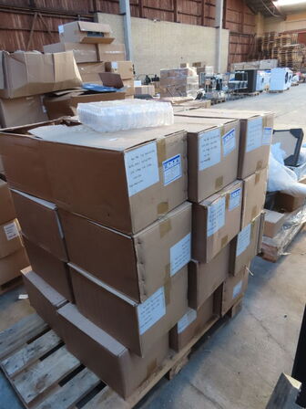 Palle med diverse glasflasker til soya