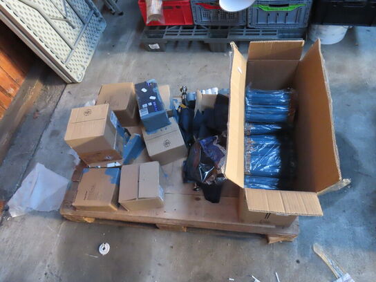 Palle med indhold af diverse bonruller chopsticks mv.