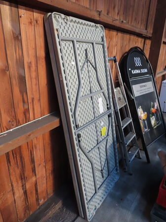 2 stk foldeborde, trapstige og 2 stk skilte