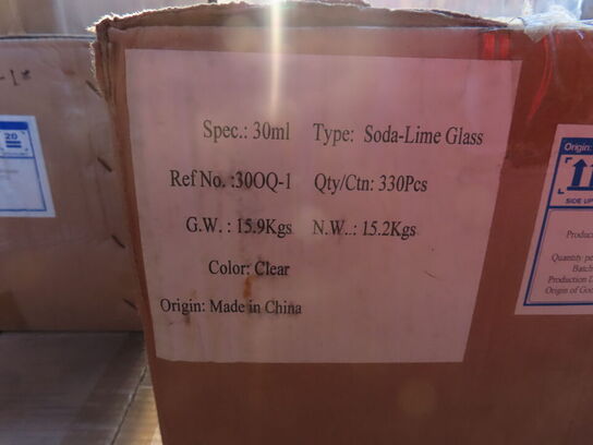 Palle med diverse glasflasker, chopsticks mv.