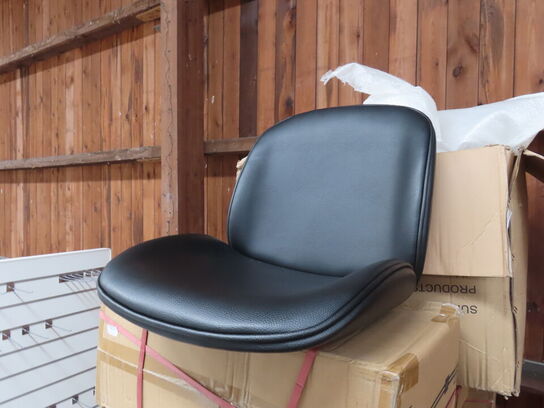 Palle med diverse chopstick samt stol