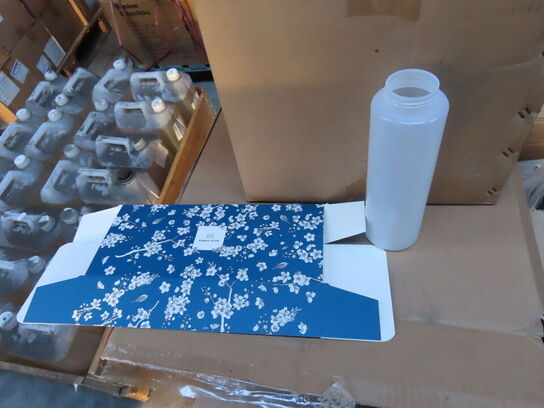 Palle med diverse plastikflasker, låg mv.