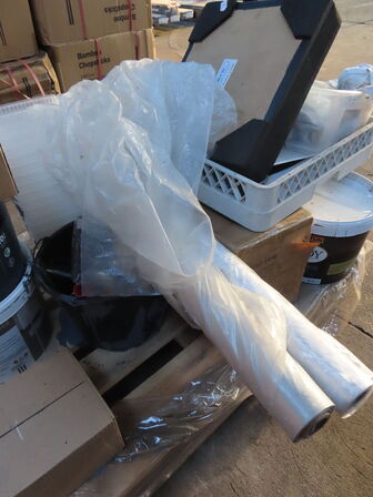 Palle med indhold af maling, afdæknigsplast mv.