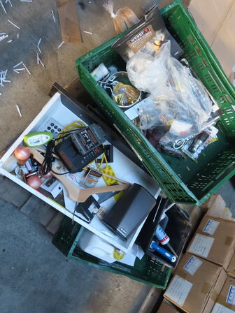 Palle med indhold af diverse højtaler, router mv.