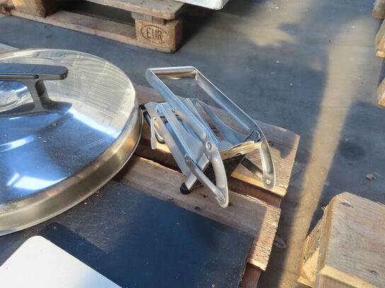 2 paller køkkenredskaber