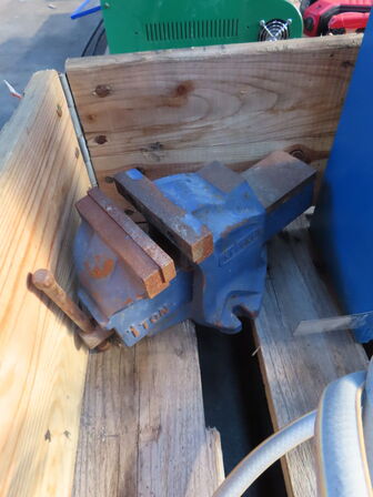 Palle med sortimentshylde samt haveslange mv.