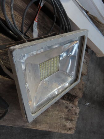 Vinkelsliber samt arbejdslampe