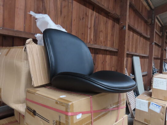 Palle med diverse chopstick samt stol