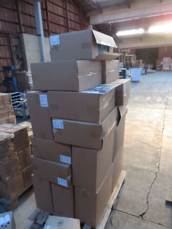 Palle med diverse indpakningskasser