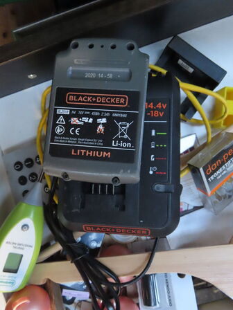 Palle med indhold af diverse højtaler, router mv.