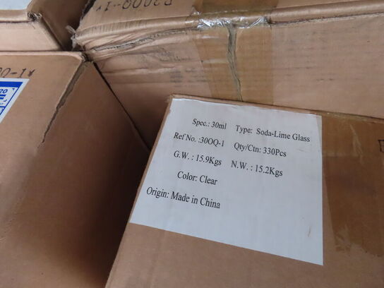 Palle med diverse glasflasker til soya