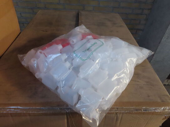 Palle med indhold af diverse plastflasker, låg mv.