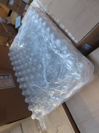 Palle med diverse glasflasker til soya