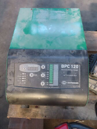 Palle med diverse bor, opladere mv.