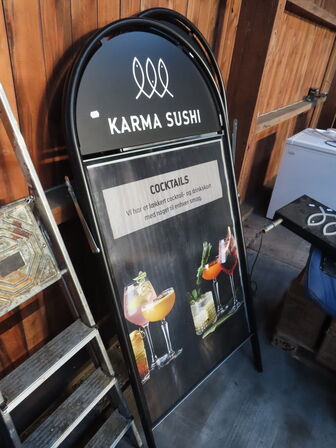 2 stk foldeborde, trapstige og 2 stk skilte