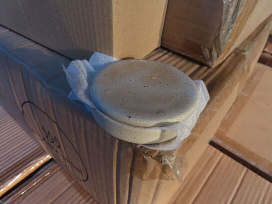 Palle med diverse keramiske skåle