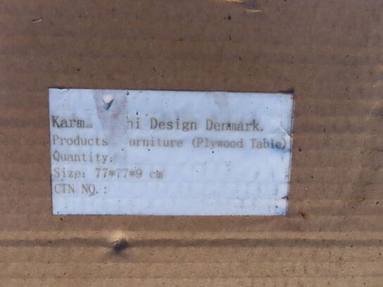 Palle med indhold af diverse kasser, skilte mv.