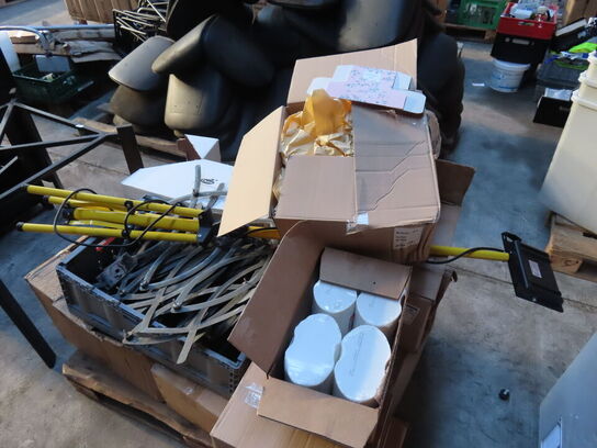 Palle med indhold af diverse skilte, arbejdslygter mv.