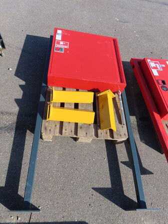 Branskab inkl brandslange samt truckværn