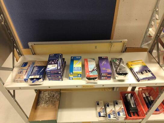 Diverse kontorartikler fra 2 reoler