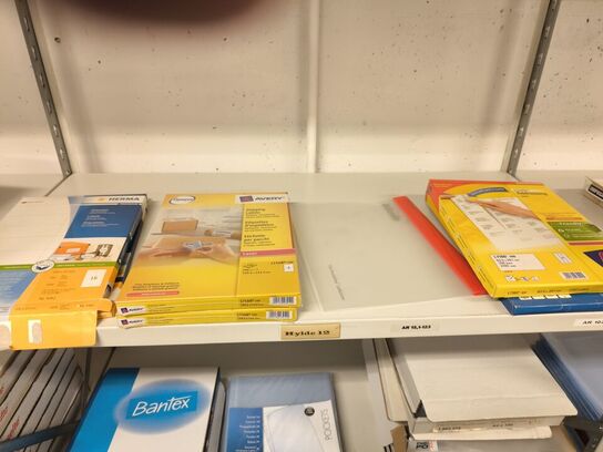 Diverse kontorartikler fra 2 reoler