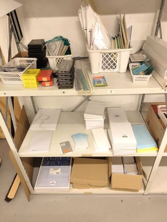 Diverse kontorartikler fra 2 reoler