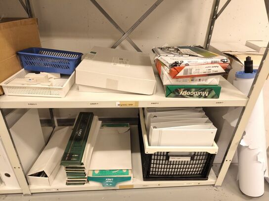 Diverse kontorartikler fra 2 reoler