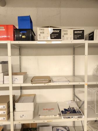 Diverse kontorartikler fra 3 reoler