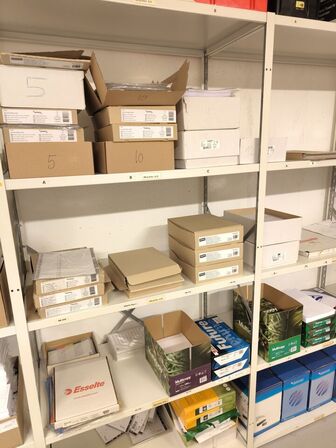 Diverse kontorartikler fra 3 reoler