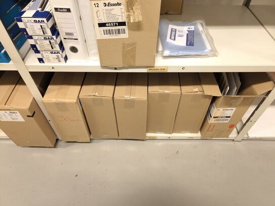 Diverse kontorartikler fra 2 reoler