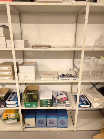 Diverse kontorartikler fra 3 reoler